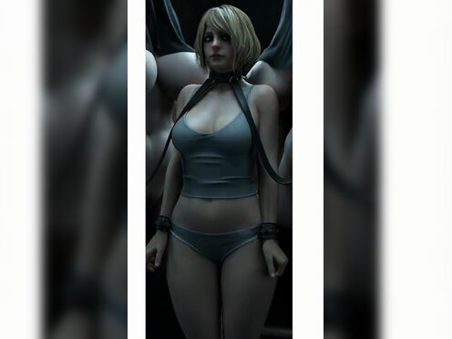 Ashley Graham showing her perfect body (Resident Evil).