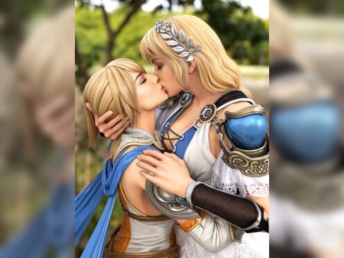 Sophitia & Cassandra sweet lesbian kiss (Soul Caliber).