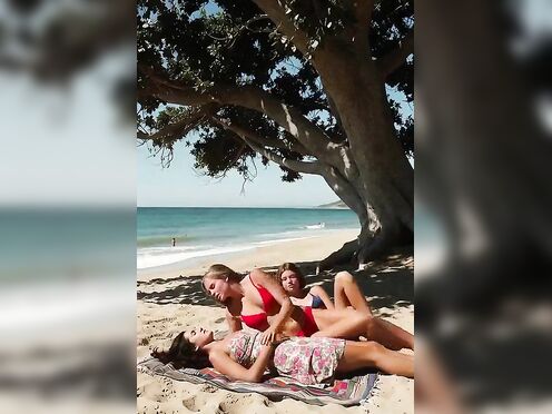 beach mom daughter